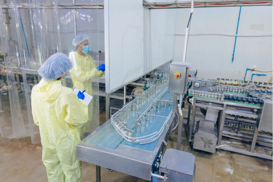 Czym jest identyfikowalność żywności (pracowniczy sprawdzający jakość puszek)