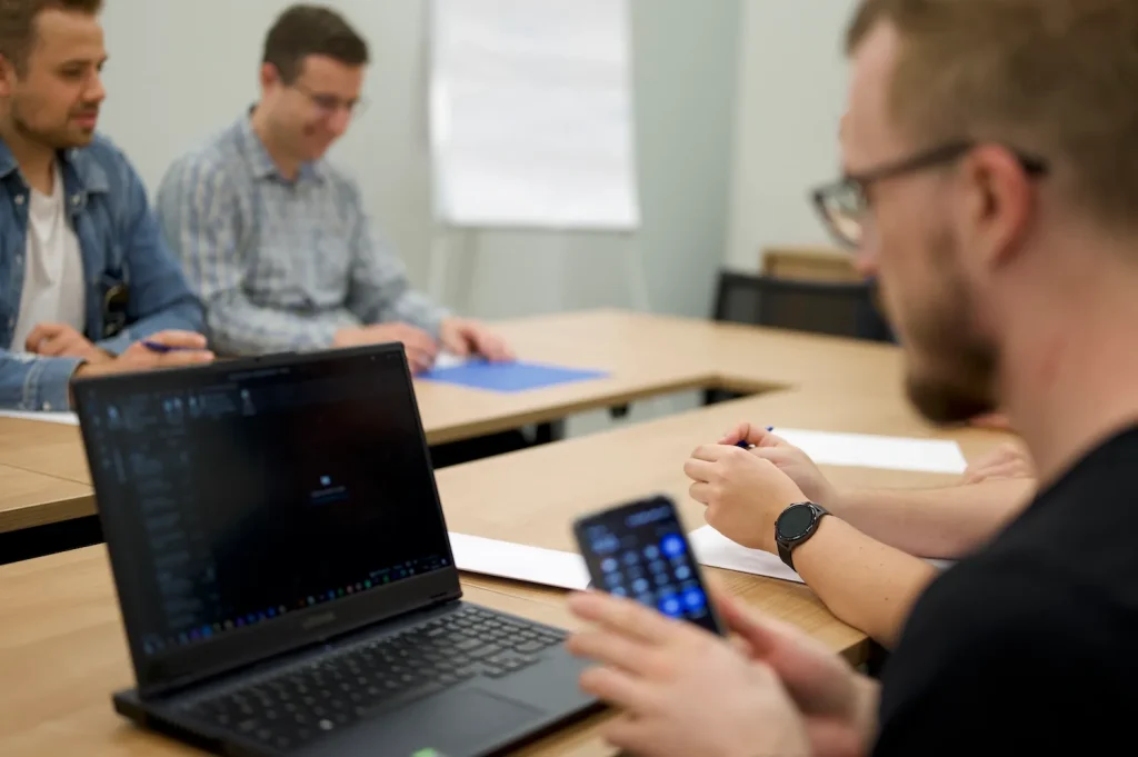 Cyberbezpieczeństwo w zakładzie produkcyjnym, ochrona danych, zabezpieczenia sieciowe i edukacja pracowników