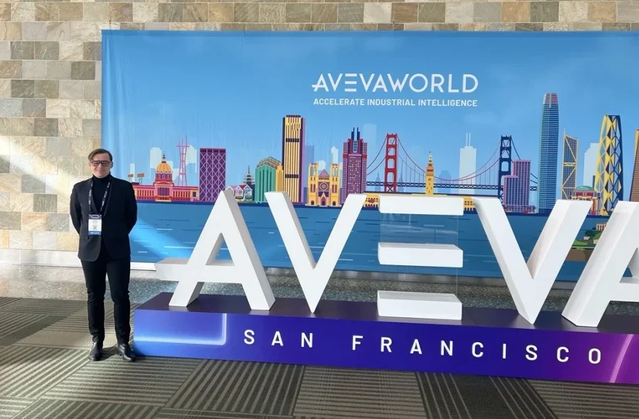 Adrian Stelmach jako prelegent na konferencji AVEVA World w San Francisco opowiadający o transformacji cyfrowej.