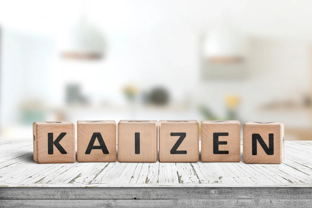 Kaizen (drewniane kostki z literkami układające się w napis "kaizen")