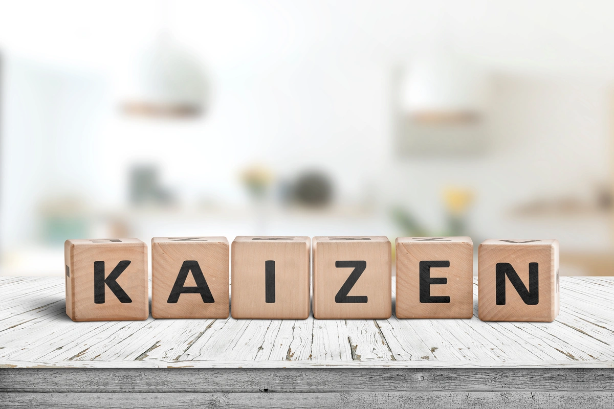 Kaizen (drewniane kostki z literkami układające się w napis "kaizen")