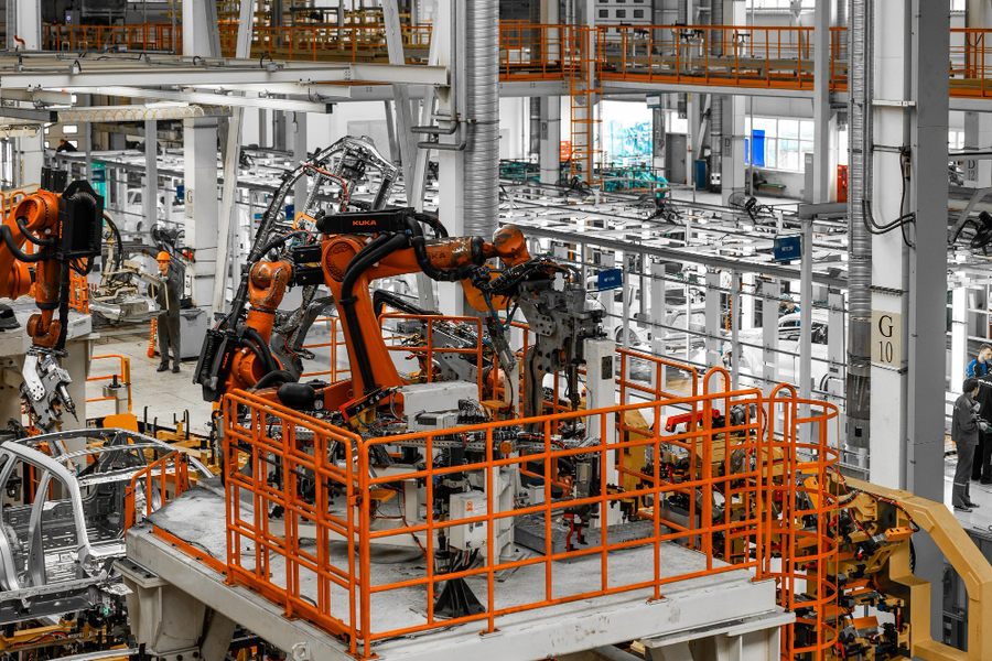 AI in industry (assembly robot on the shop floor)