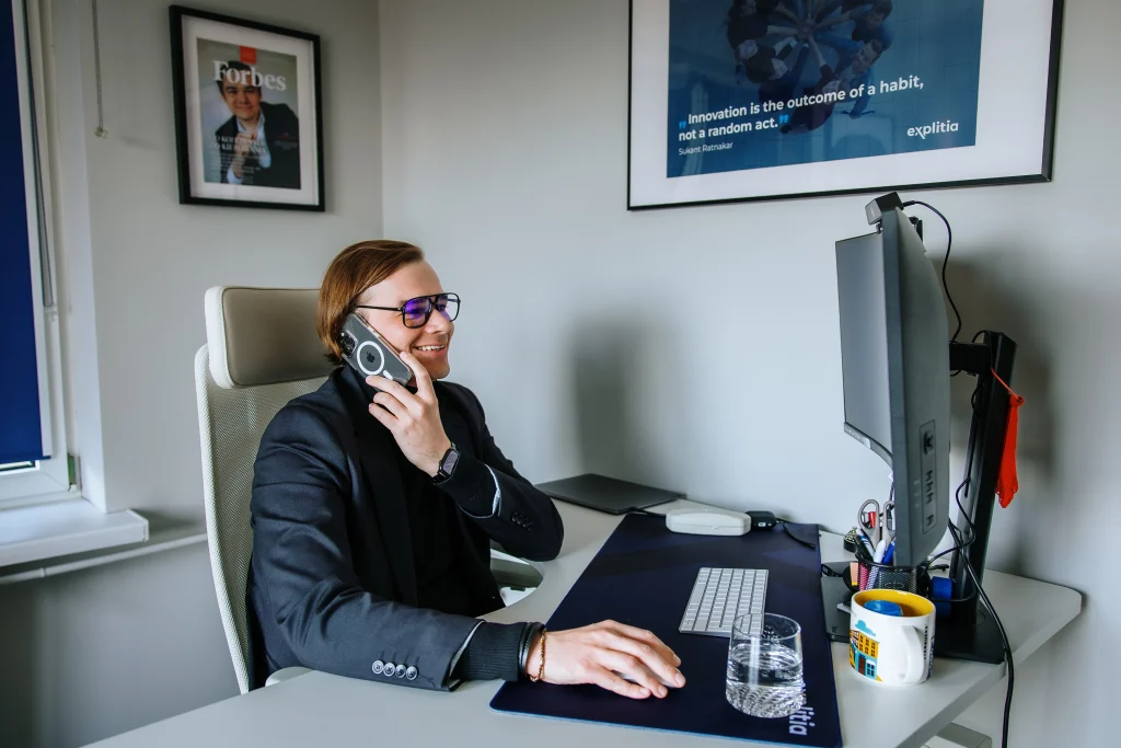 Adrian Stelmach przy komputerze w trakcie rozmowy