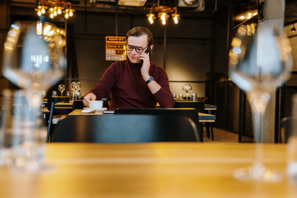 Czatboty i agenci AI (Adrian Stelmach przy telefonie)