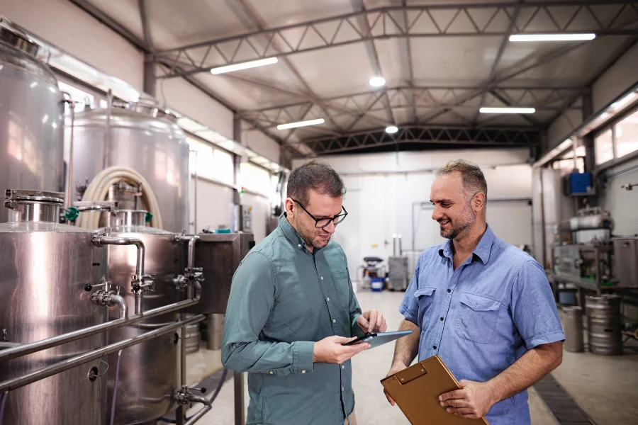 Przygotowania pod AI - najczęstsze błędy (dwóch menadżerów sprawdzających dane na tablecie)