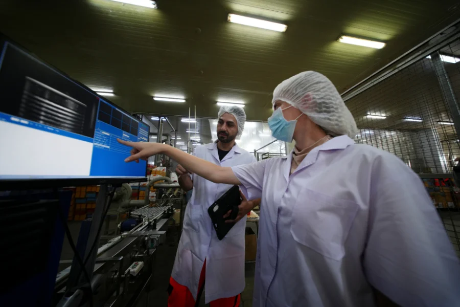 Zła jakość danych - gdzie kosztuje najwięcej (dwoje pracowników fabryki sprawdza dane na ekranie)?