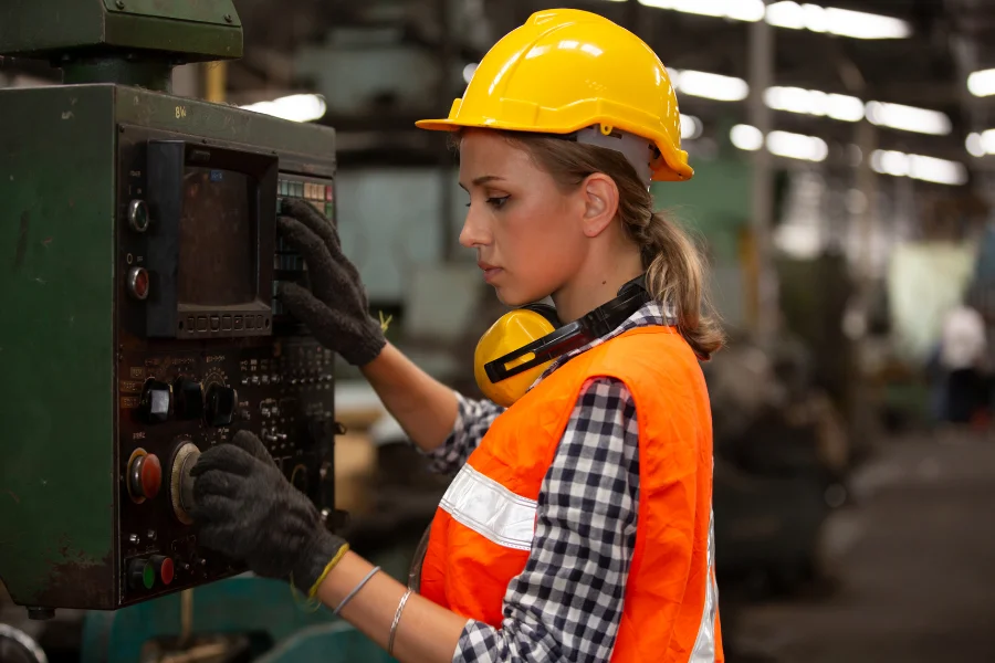 Wdrożenie predictive maintenance - co to jest (zdjęcie operatorki przy panelu sterowania)
